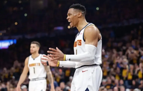 威少要听忠告啊前NBA球员霍里在一档节目中谈到了威少，他说：“首先他的态度需