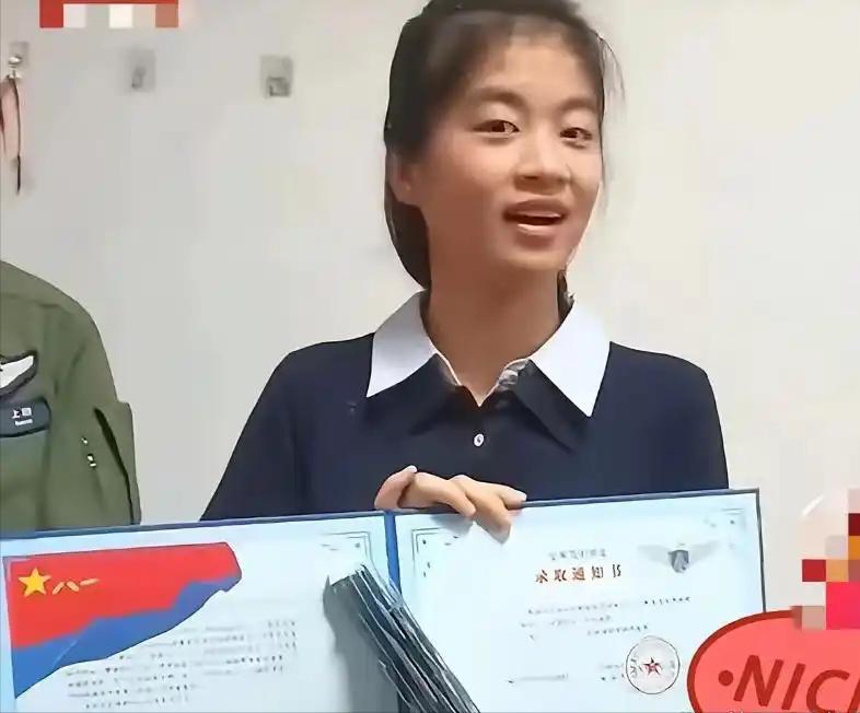 “光宗耀祖了！”女孩听见敲门，以为是录取通知书到了，打开门却看到两位空军女飞行员