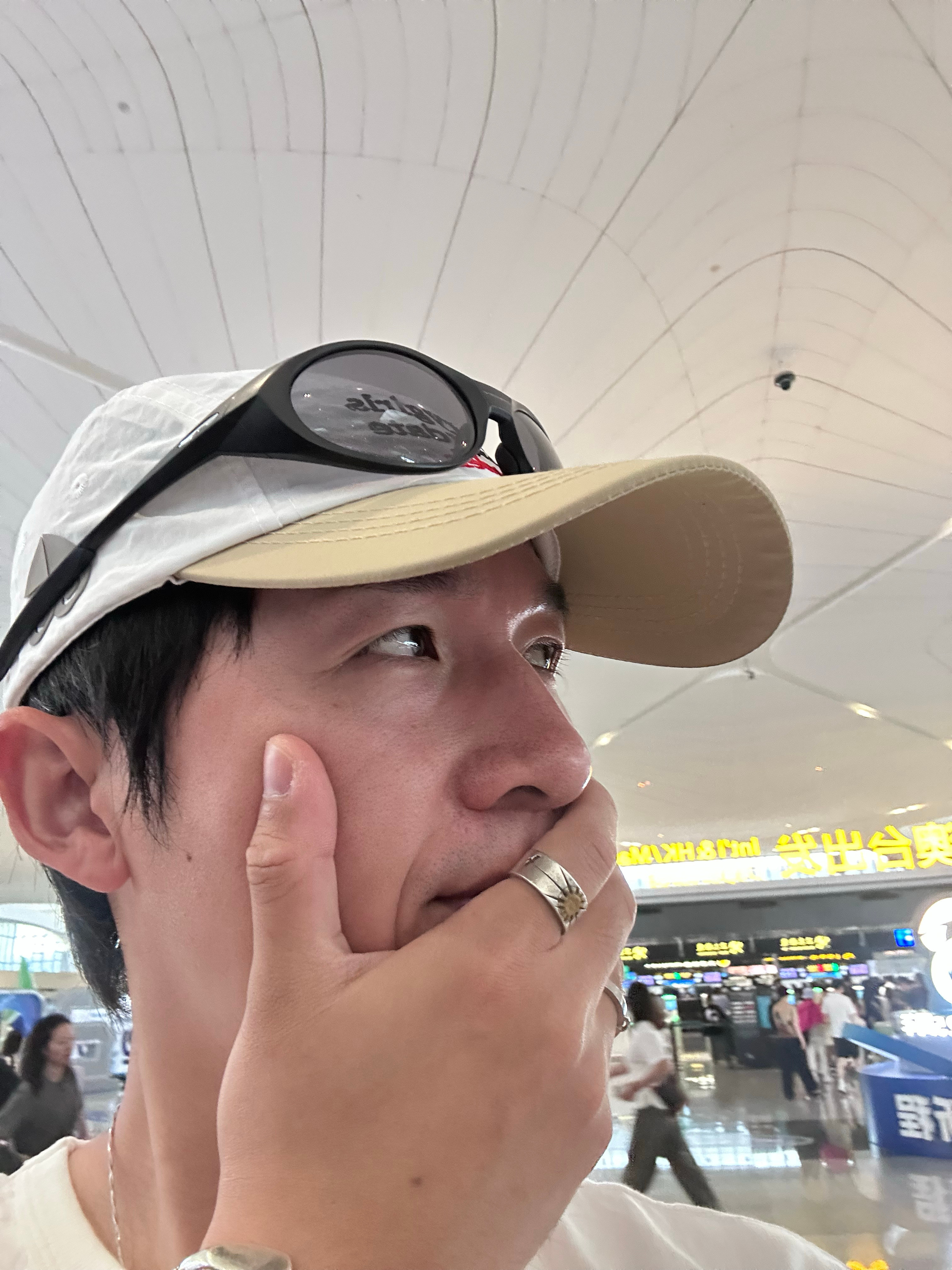 可怕长途飞机，没带耳机…​​​