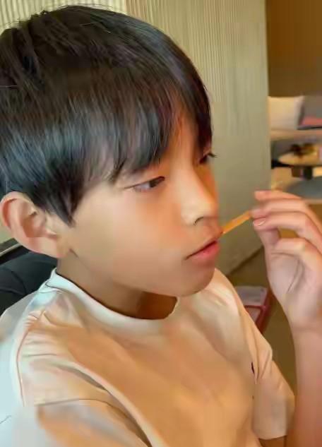 这个孩子如果不说是汪小菲家的小公子霖霖，估计大家都认不出来，也太成熟了，好像14