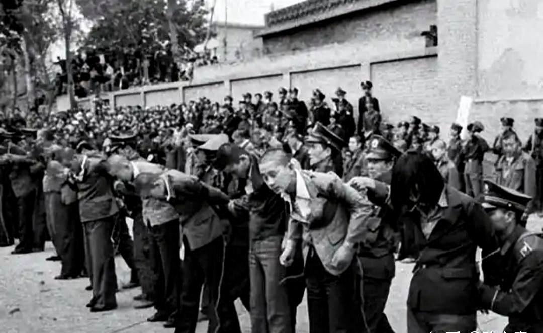 1988年乐山“10·12”特大杀人抢劫金库案。1988年11月27日，对