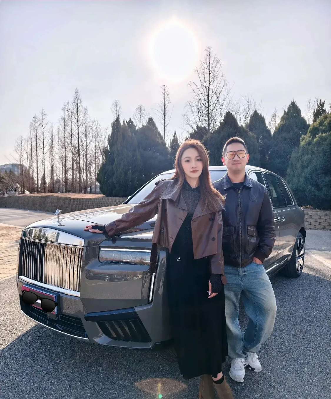 男的肯定有钱，这位女士真漂亮