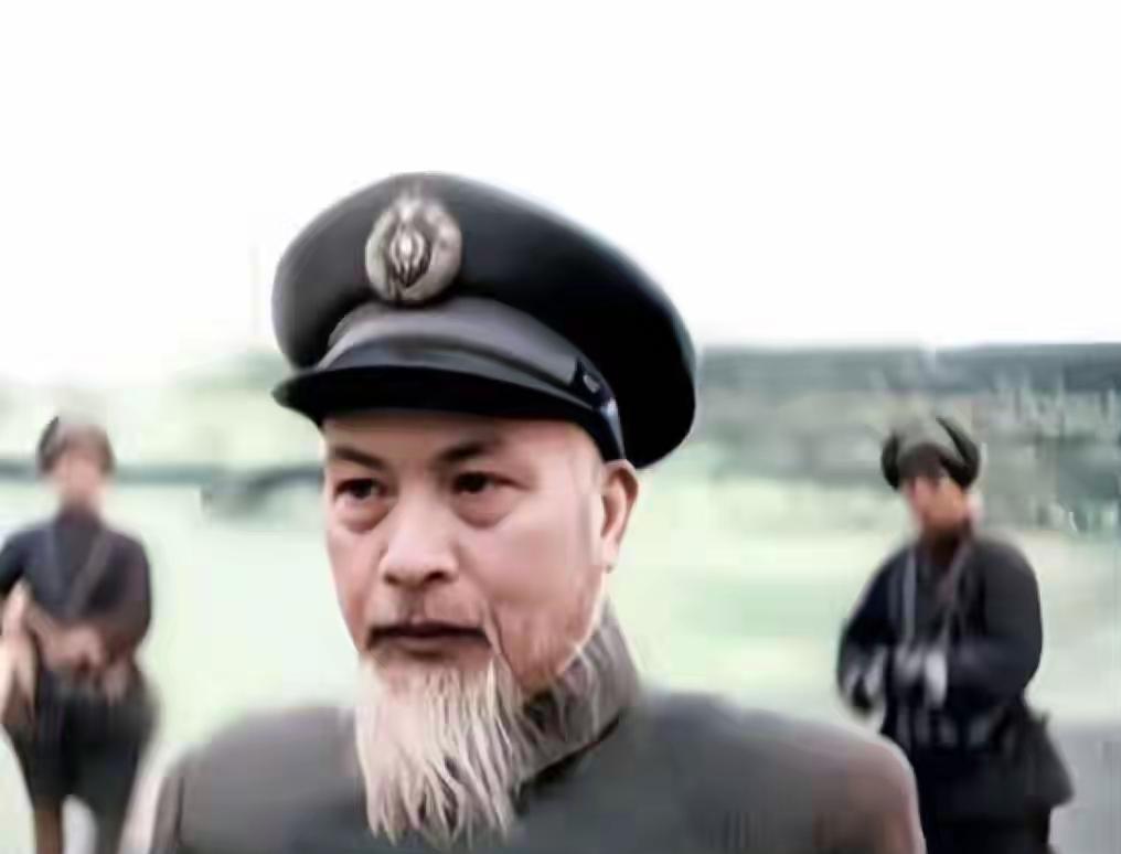 1948年，范汉杰被俘时的照片，白色大胡子真吸睛，看起来真帅！众所周知，黄