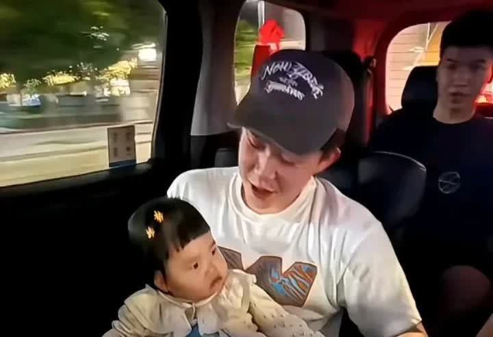 头头：谁说我没有岳父命？你看看我这女儿缘多旺啊！由于头哥喜欢和苏打水，网友们都在