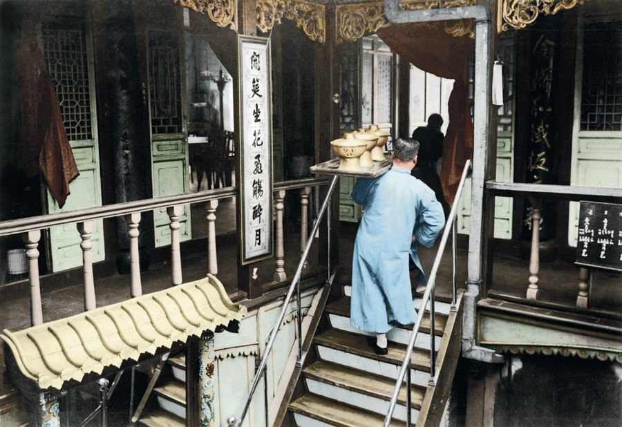 20世纪30年代的江南，一间传统旅店藏着独特韵味。照片中，中式雕花建筑古朴雅致，
