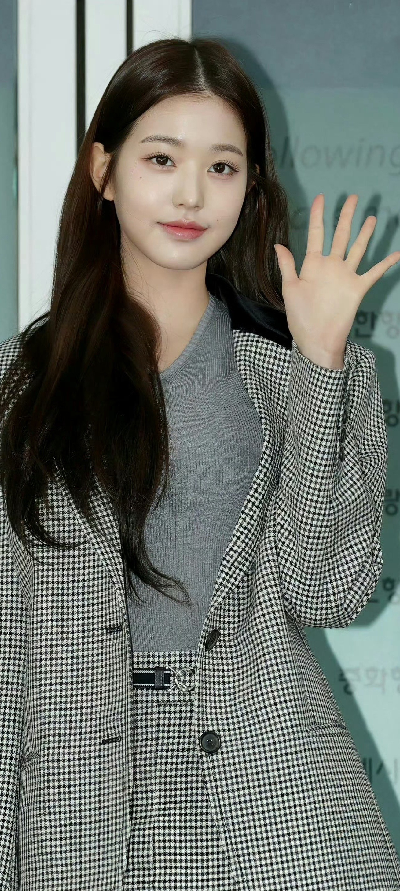 张元英壁纸，一组西装丝袜妆造，又酷又甜的欧尼。张元英