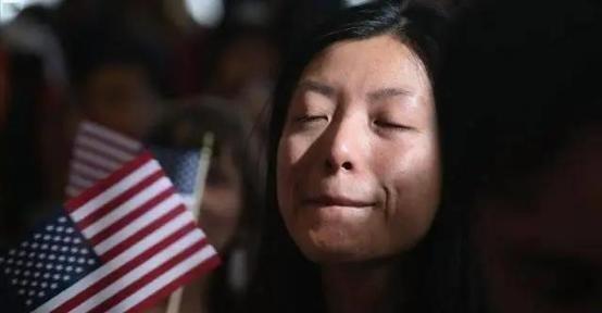 一位美国华人表示，华人精英移民到美国之后，不出两代，基本上都成为普通人。华人