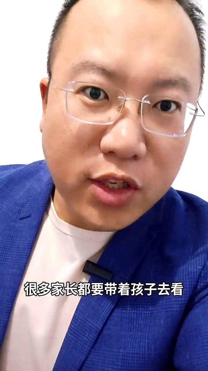 猫眼的实时灯泡数据显示《得闲谨制》上映第三天拉出一根漂亮的绿柱子日票房以微弱优势