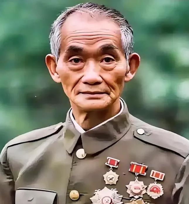 1952年，上甘岭战役中，一名新兵守阵地时，见美军冲来十分慌乱，忽然瞥见敌指挥官