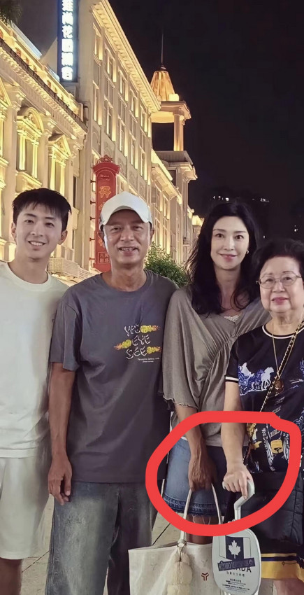 51岁的港姐卢淑仪，凭着冻龄颜值看着像少女，可一双手却把真实状态暴露无遗！