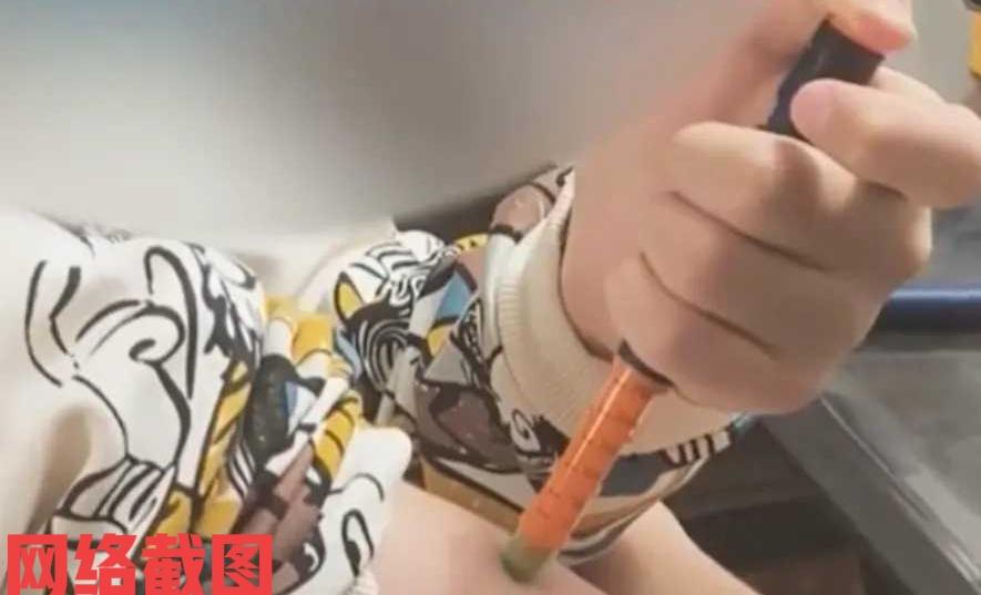 河南郑州有女子看自己儿子个头不高。于是女子带自己儿子去医院检查，得到要提升孩