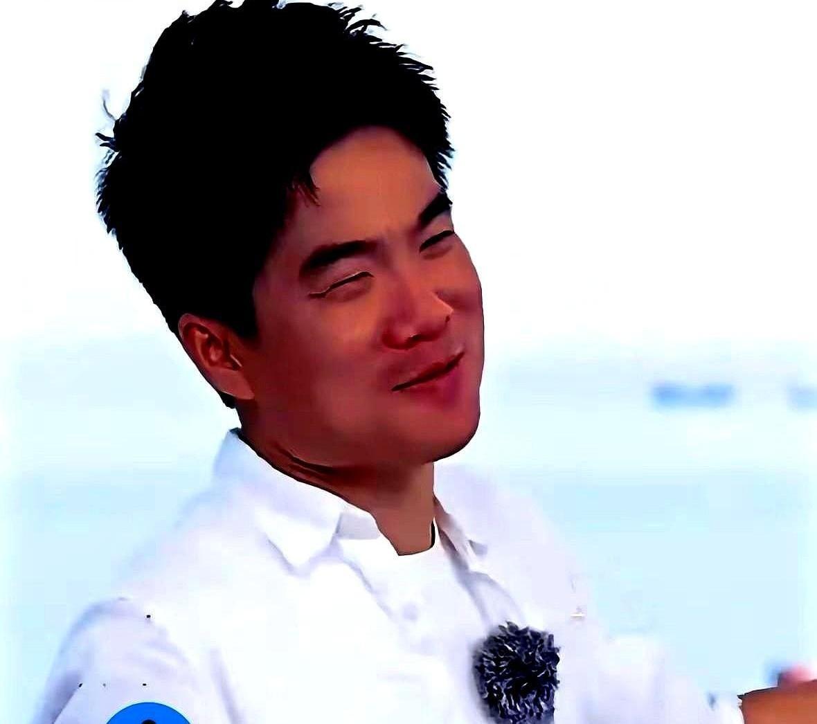 董宇辉直播时把同事喊错成“老王”，这事儿不大。但他接下来的反应很有意思，一句“