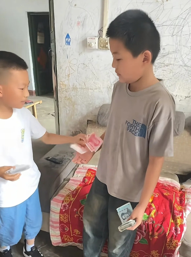 这个山东枣庄的小男孩，居然独自生活了三年！6月21日下午，有博主发布视频，视