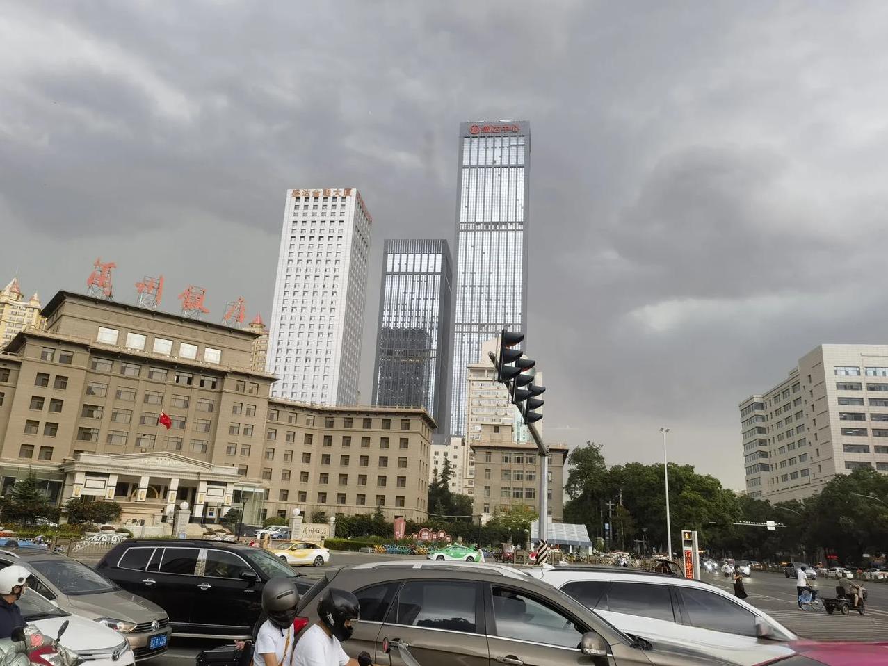 兰州的暴雨即将来临，此刻大风渐起，空中乌云翻滚，但愿不要泡到雨里。兰州的街头开始