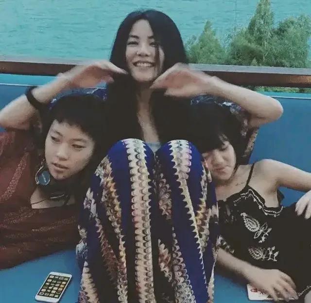 两个女儿依靠着王菲，她一脸幸福的模样，自己生的自己来疼，这就是母亲。
