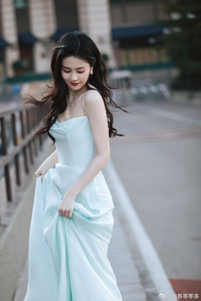 白鹿这身材好招摇，一袭吊带裙裹出“凹凸感”，又纯又欲谁不喜欢白鹿