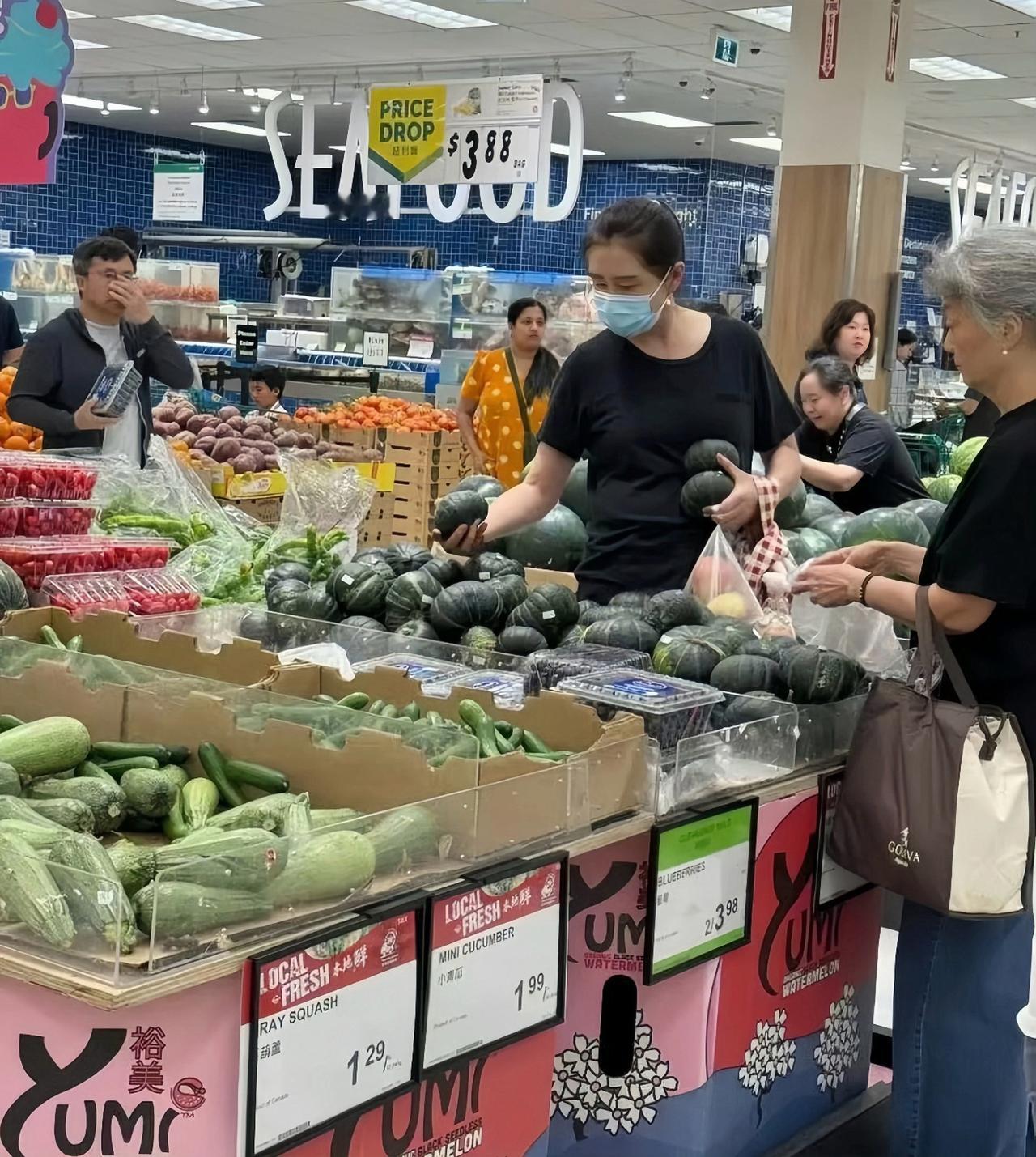 近日，有网友在温哥华偶遇王祖贤，她在超市蔬菜区域的画面。王祖贤身穿黑色上衣和