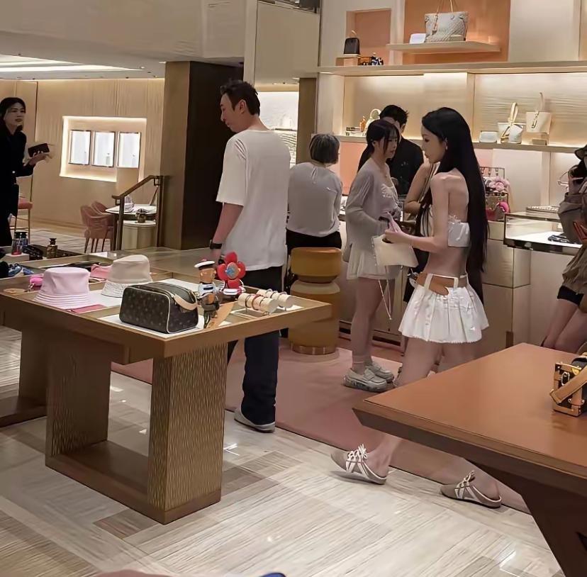 王思聪又换女友了？感觉王思聪身边的女人一直在变。这个女友比前之前的有身材，瘦的
