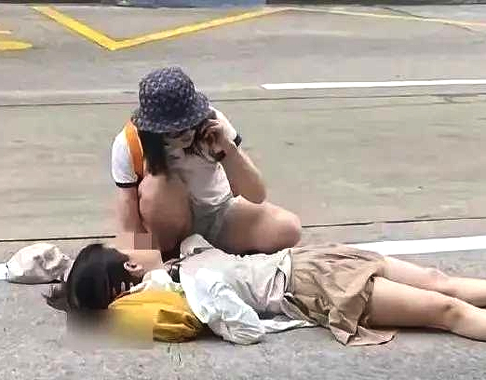 两女子在澳门马路直播跳舞，大客车不避让还撞倒一人，这是为何？2025年5月27日