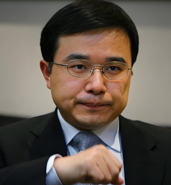 王亚伟，安徽省高考理科状元，清华大学电子系学霸，意识到"光会搞技术是不够的"，决