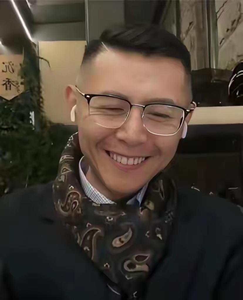 大冰哪是遇到真爱了说白了就是年纪大了怕了直播也挣到钱了有年轻姑娘跟了所以