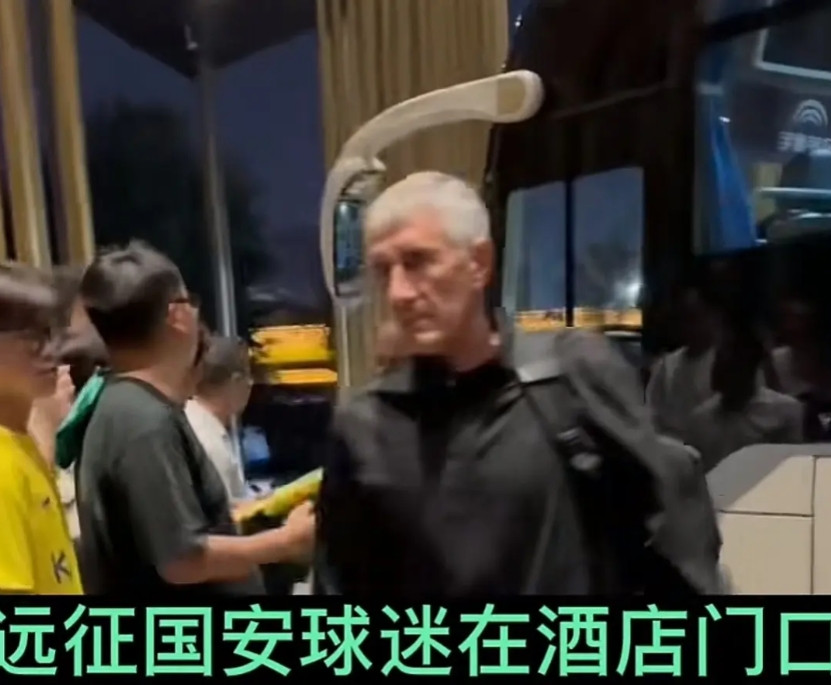 客场0：2完败河南，北京远征球迷在酒店门口围堵国安，这次王刚和张玉宁选择了“逃避