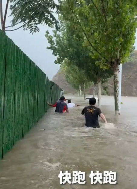 “晚两分钟就没命了”近日，河南南召由于多日来下了几场大暴雨，市区都快要被水淹