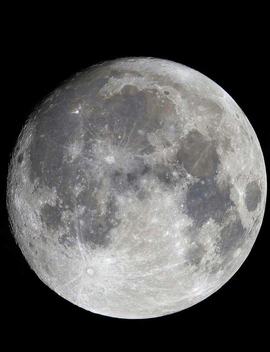 超级月亮不用多说，来比比谁拍的月亮更大