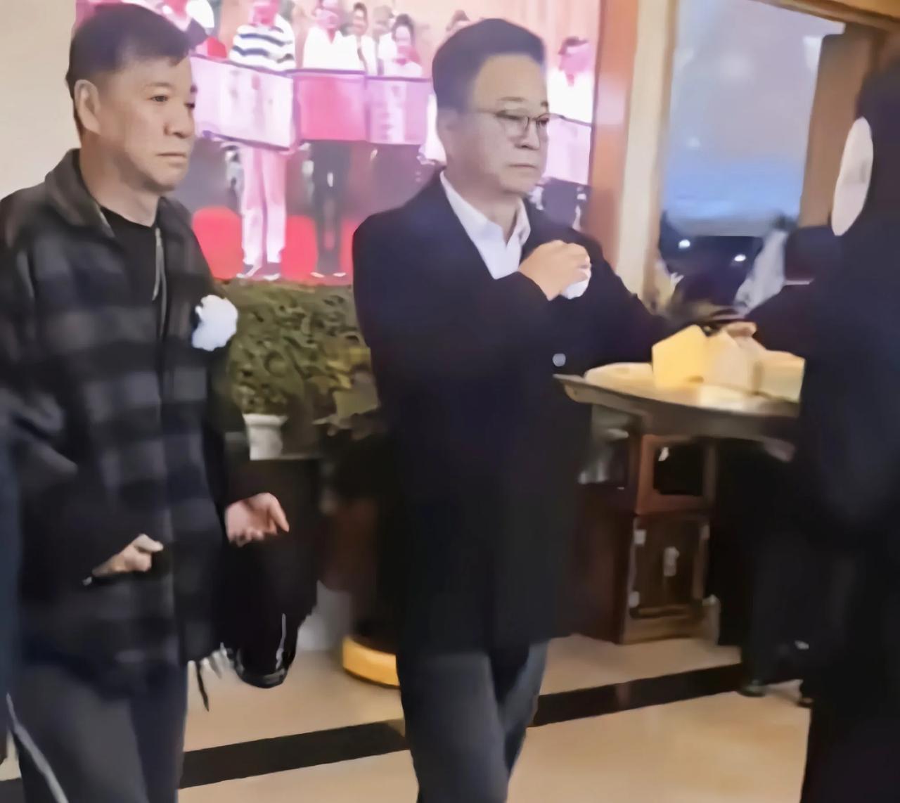 朱军陈丽华告别仪式，名利场的聚光灯会暗，但人情交际网一直都在2026年4月9日