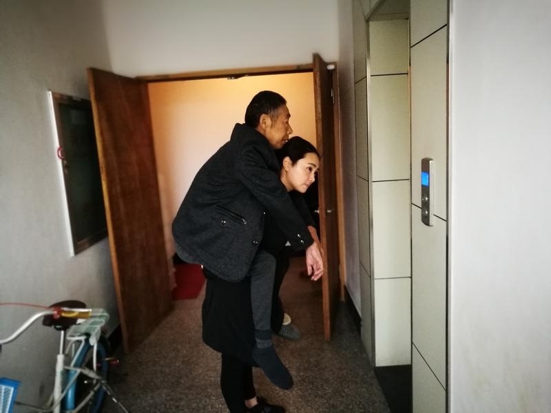 家人们！我顾客她公公，一个月退休金1万多！上个月老人家走了，结果我顾客哭的直接晕