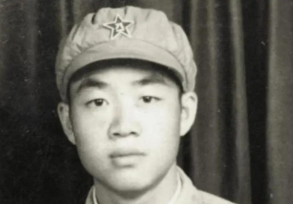 1951年，一个15岁新兵擦大炮，埋头看瞄准镜，谁料突然瞅见，敌人阵地上出现一奇