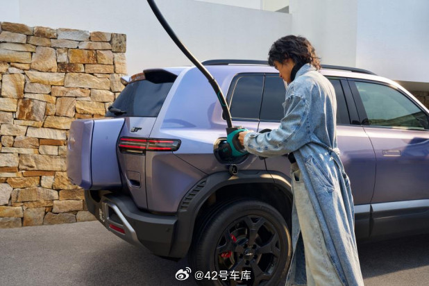 方程豹钛3的闪充版上市了，此次推出的两款车型分别成为了两驱和四驱版本中的顶配