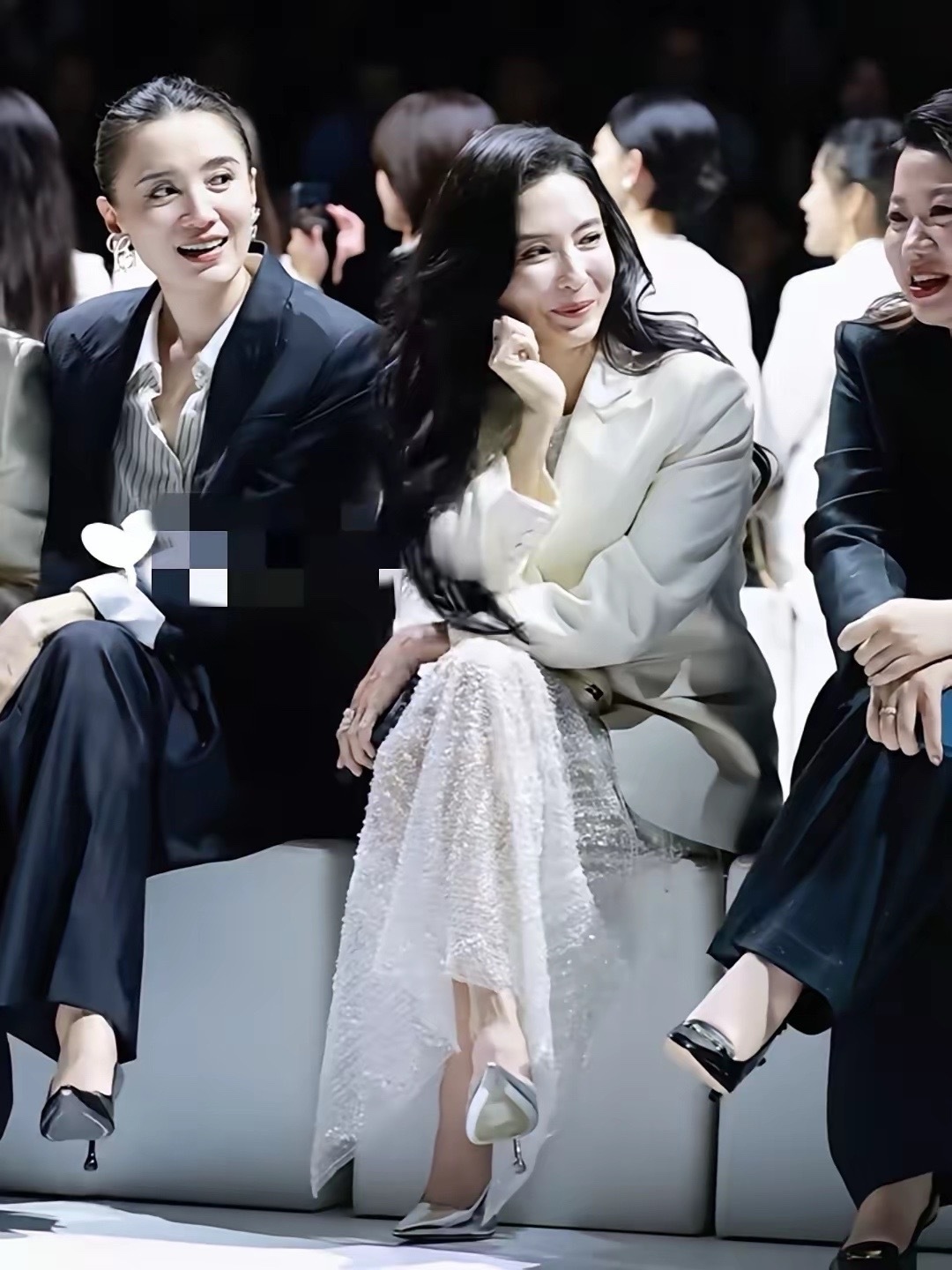 宋佳、张柏芝同框看秀！宋佳突然发现她俩穿的同款高跟鞋，于是把脚凑在一起讨论，氛围