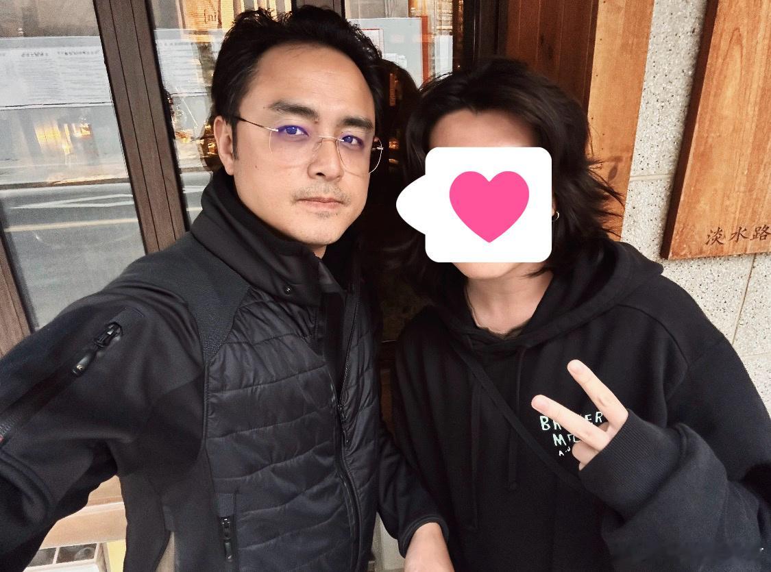 网友上海街头偶遇明道明道亲切和网友合照谁懂在上海街头偶遇野生的含金量！✨网友称