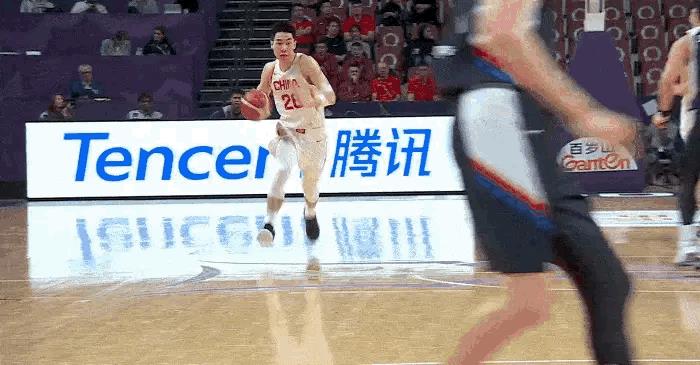 中国男篮小将王俊杰真嚣张啊！在中国男篮对阵韩国男篮的四分之一决赛中，王俊杰频频冲