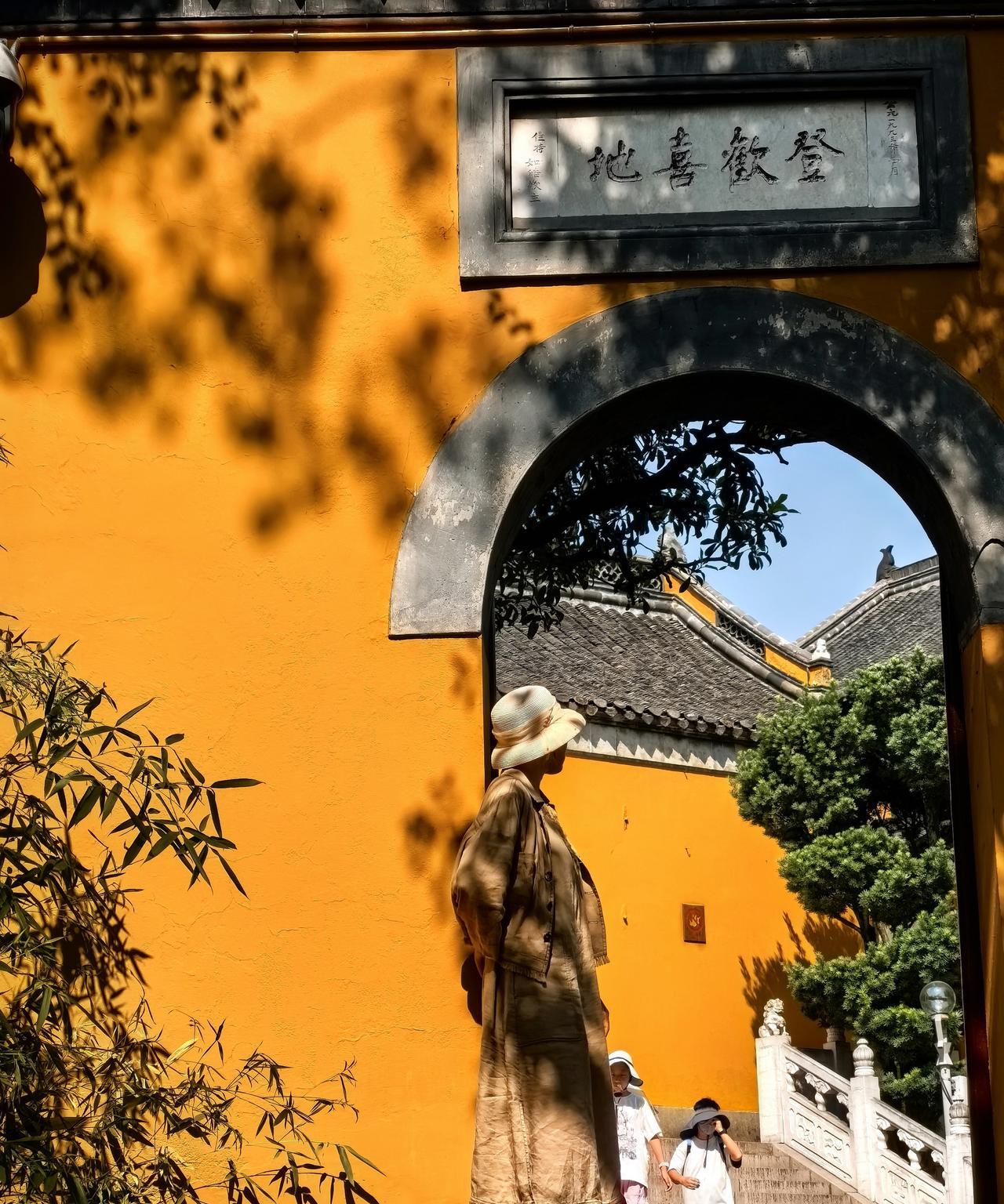 “真正的自由不是摆脱束缚，而是保持内心平静。人的幸福不是拥有更多，而是需要更少。