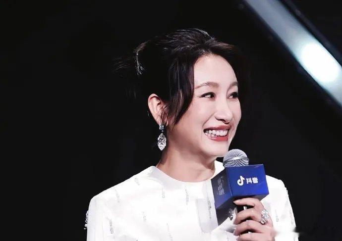 秦海璐在参加活动时搭配了一身白色的衣服，整个人又美出了新高度，也很有清新靓丽感。