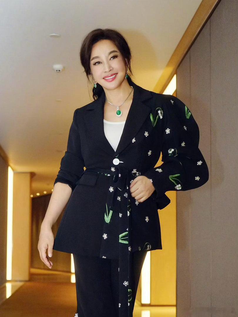 刘晓庆演短剧状态绝了年过七旬依旧活力满满气场十足，拍戏利落干脆，体态气质样样出众