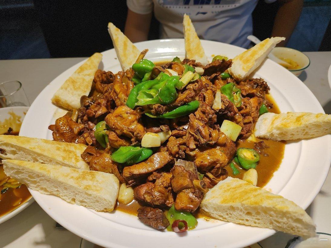 和好兄弟一起吃个临沂炒鸡，这大饼蘸着汤真香，味真足。