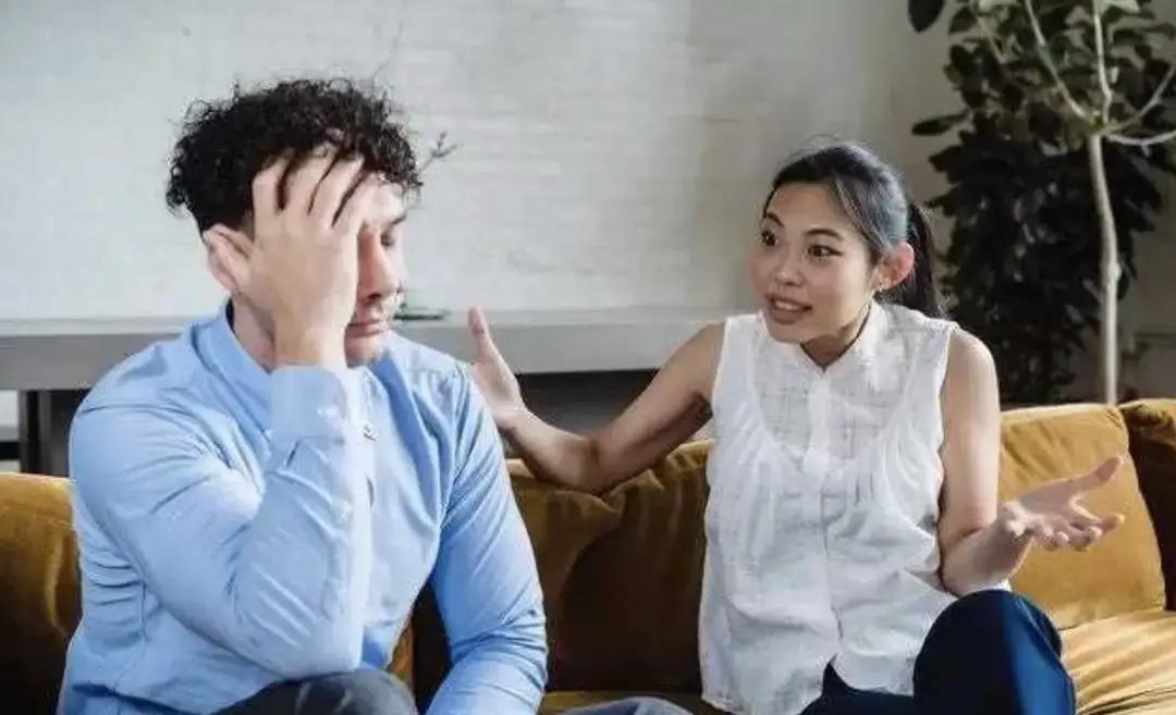 我一个哥们上周被老婆直接打包扔出家门，因为他半夜删聊天记录被逮个正着。两人结婚