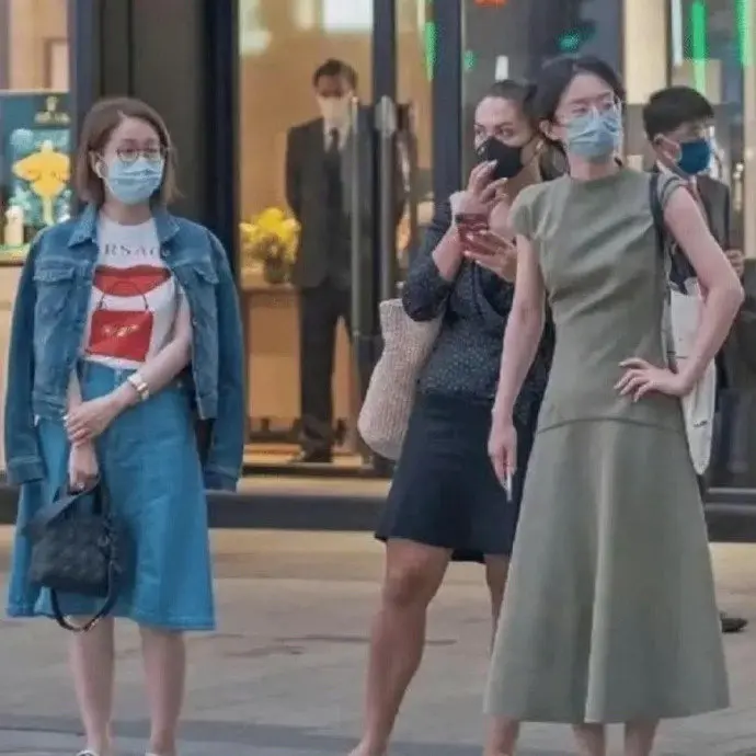 到了香港才发现，满街都是“裙不上膝、鞋不带跟。