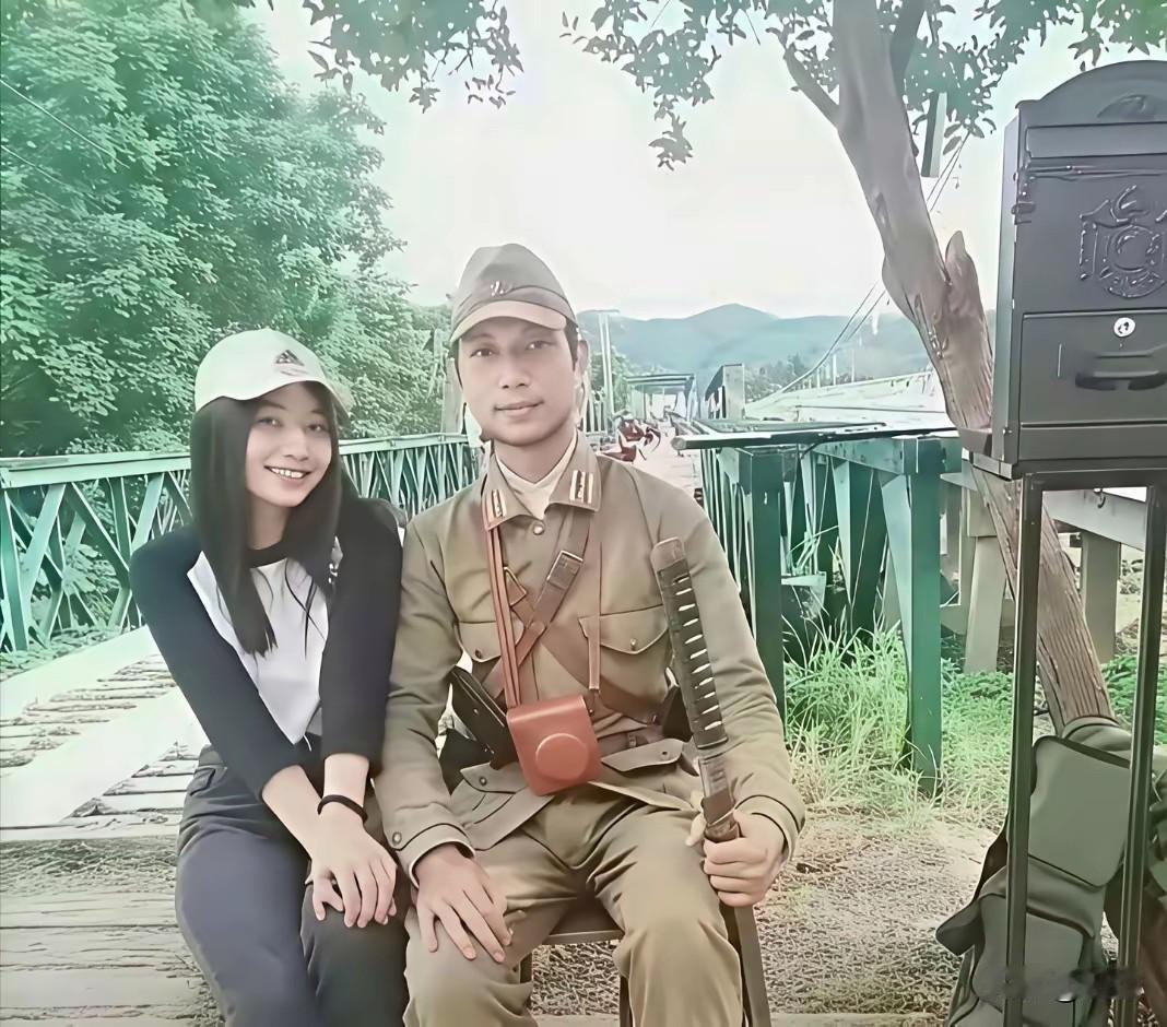 泰国桂河大桥景区，有游客租二战日军军服打卡合影，引发网友热议。很多人不清