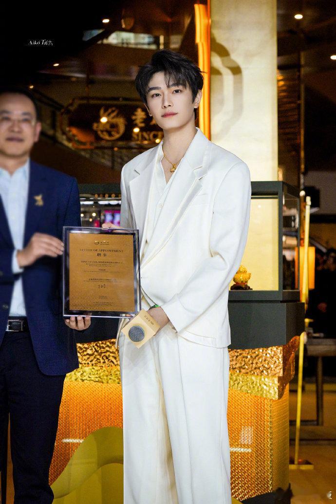 丁禹兮往那一站就是金字招牌谁能拒绝把金饰戴出高级感的丁禹兮！马蹄铁项链简约精致，