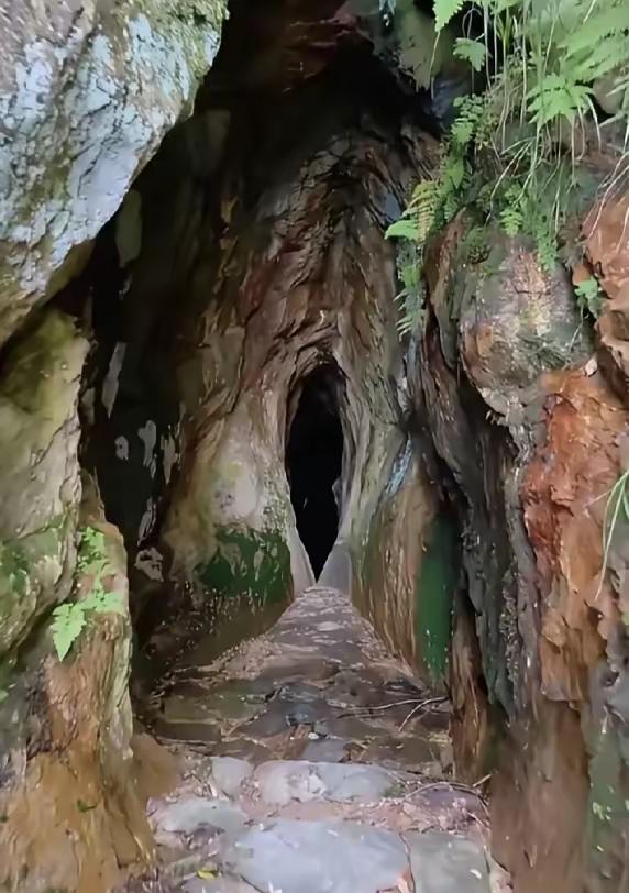 大自然的神奇令人不得不佩服，阴阳五行无处不在，鬼斧神工造就了奇形怪状的地形地貌，