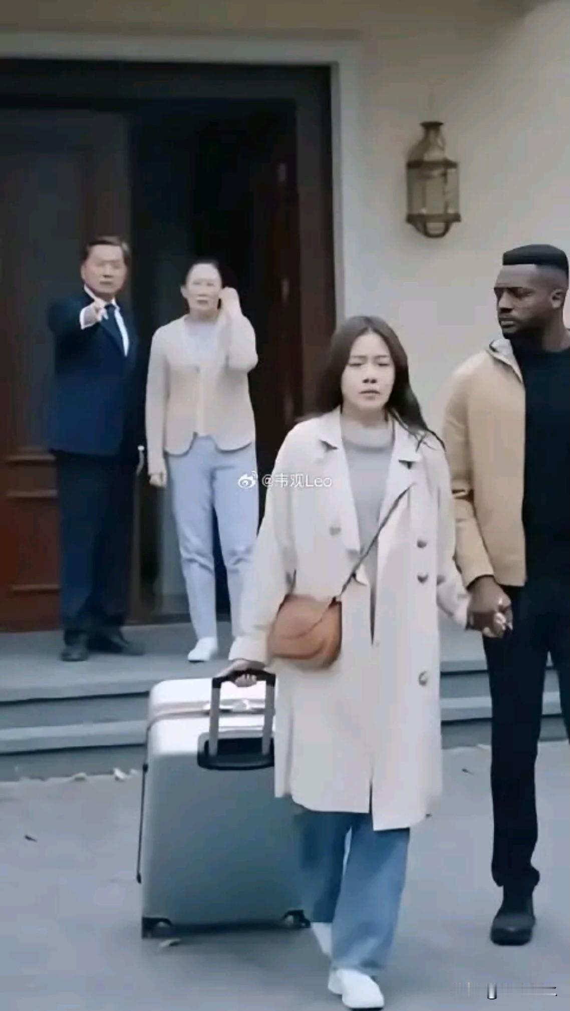 女孩带黑人男友见家长被赶：跨国恋的隔阂比肤色更难跨！女孩带同居一年黑人男友回