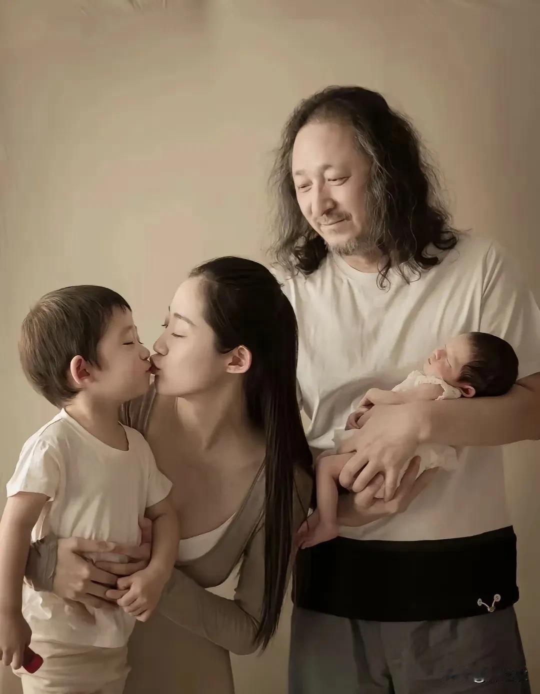 节目里还有一段万千惠的采访啊，她说她妈妈是老师，小时候直接冲进她的教室，把她的书