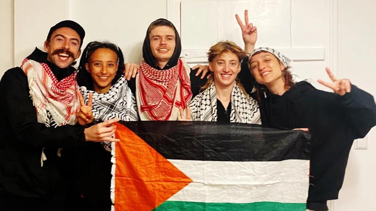 据英国媒体BBC新闻报道，一场原本看似普通的刑事审判，到了开庭这一步却突然变了味