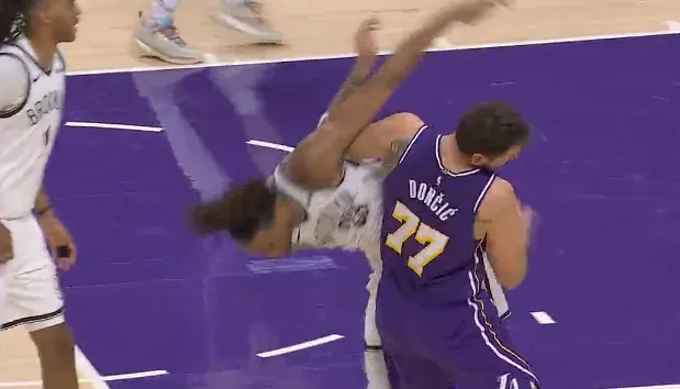 NBA常规赛湖人对阵篮网的比赛已经结束，最终湖人116-99战胜篮网。第三节