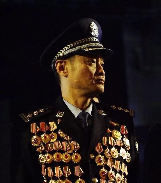 1998年，一名男子在兰州火车站等待火车，这时从他身边走过来一名警察，两人对视一