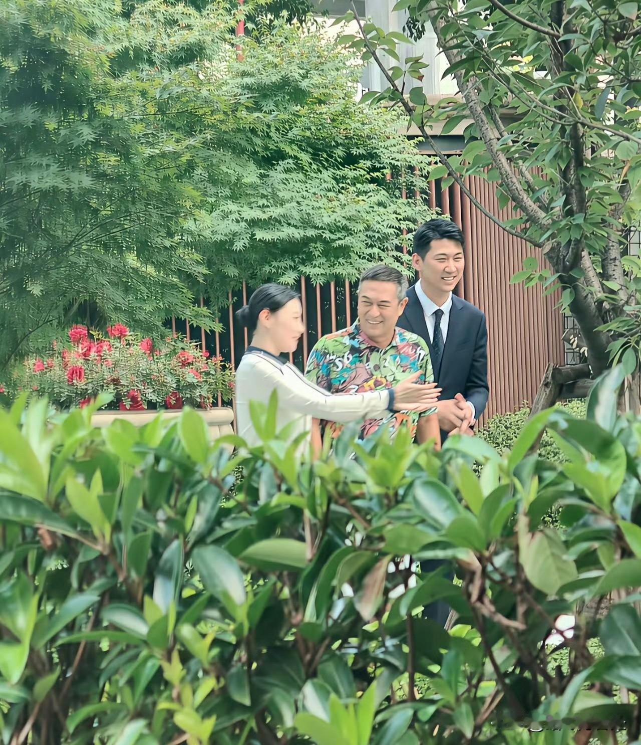 在成都偶遇56岁张嘉益看房，穿花衬衫配白短裤，手腕戴着菩提串，两鬓都白了，背也还